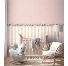 Dětský pokoj s postýlkou, houpacím koněm a ratanovým křeslem