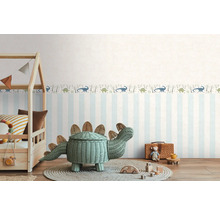 Dětský pokoj s pruhovanou tapetou a dinosauřím lemem