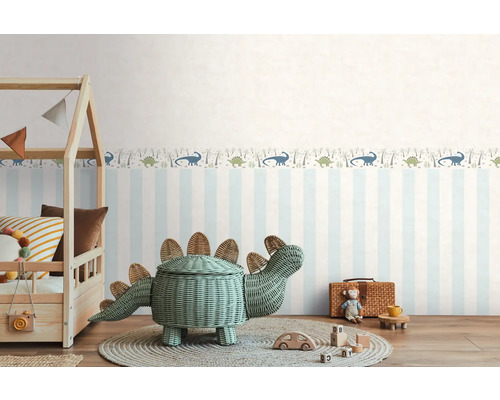 Dětský pokoj s pruhovanou tapetou a dinosauřím lemem