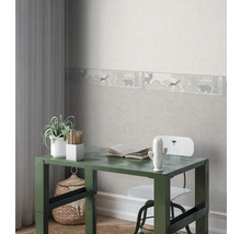 Dětský pokoj s psacím stolem, židlí a bordurou se zvířecími motivy