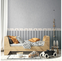 Dětský pokoj s dřevěnými postelemi, hračkami a nástěnnou dekorací s motivy zvířat