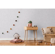 Dětský pokoj s dřevěnou komodou, ratanovým křeslem a dekorativními doplňky