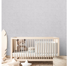 Dětský pokoj s postýlkou, plyšovým medvídkem a polštáři