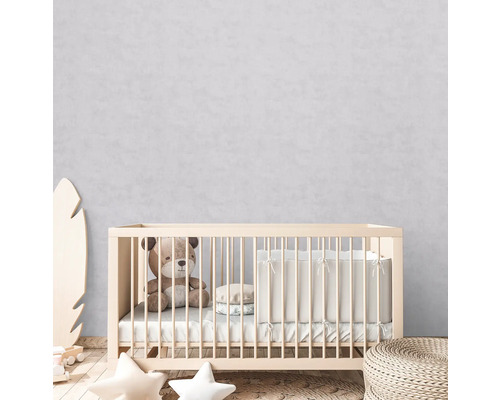 Dětský pokoj s postýlkou, plyšovým medvídkem a polštáři