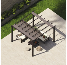 Pohled shora na terasu s pergolou, posezením a stolem.