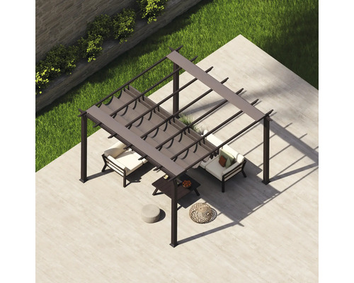 Pohled shora na terasu s pergolou, posezením a stolem.