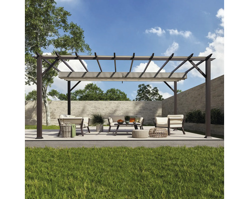 Terasa s pergolou, zahradním nábytkem a trávníkem