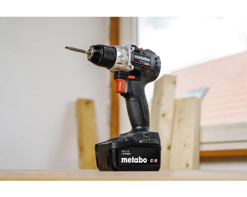 Akumulátorový vrtací šroubovák Metabo s bitem