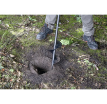 Vrták v zemi na vykopání díry