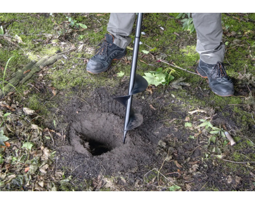 Vrták v zemi na vykopání díry