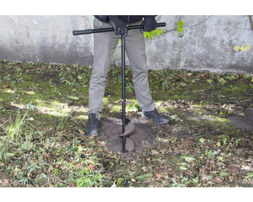 Vrták pro zemní práce v provozu.