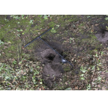 Zemní vrták používaný na zahradní půdě