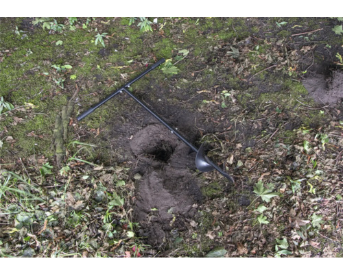 Zemní vrták používaný na zahradní půdě