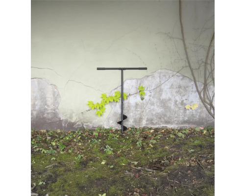 Zemní vrták v zahradě před zdí