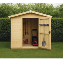Zahradní domek s otevřenými dveřmi, sekačka na trávu, konev a zahradní nářadí