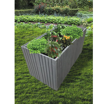 Dřevěný vyvýšený záhon s rostlinami na zahradě