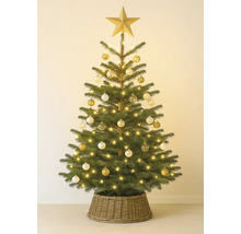 Ozdobený vánoční stromek s hvězdou, koulemi a světelným řetězem v pleteném košíku