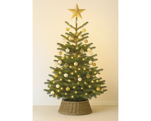 Ozdobený vánoční stromek s hvězdou, koulemi a světelným řetězem v pleteném košíku