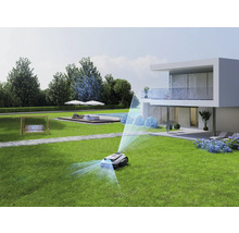 Robotická sekačka při práci v moderní zahradě s domem, bazénem a houpačkou