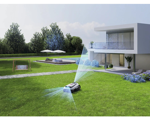 Robotická sekačka při práci v moderní zahradě s domem, bazénem a houpačkou