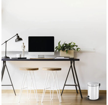 Kancelářská scéna se stolem, počítačem, lampou, židlemi a odpadkovým košem s pedálem