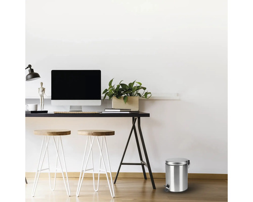 Scéna se stolem, stoličkami a kovovým odpadkovým košem s pedálem