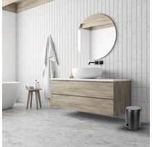 Koupelna s umyvadlem, zrcadlem, ručníkem, stoličkou a odpadkovým košem