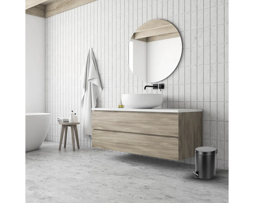 Koupelna s umyvadlem, zrcadlem, ručníkem, stoličkou a odpadkovým košem