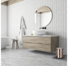 Koupelna s umyvadlem, zrcadlem, vanou a doplňky