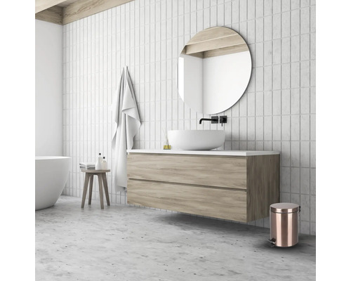 Koupelna s umyvadlem, zrcadlem, vanou a doplňky