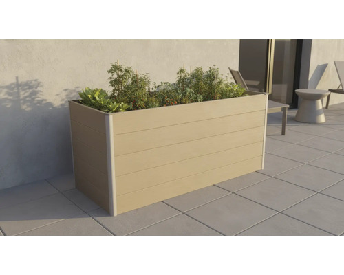 Obdélníkový dřevěný květináč s rostlinami na terase