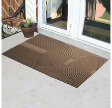 Rohožka se kruhovým vzorem před vchodovými dveřmi