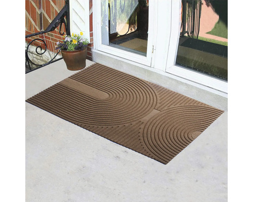 Rohožka se kruhovým vzorem před vchodovými dveřmi