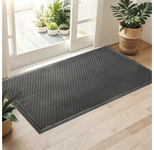 Gumová rohožka před terasovými dveřmi s rostlinami