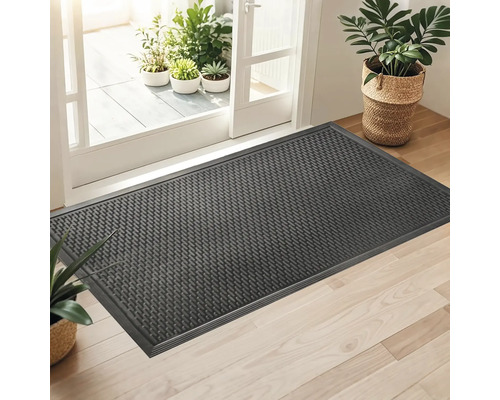 Gumová rohožka před terasovými dveřmi s rostlinami