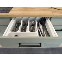 Otevřená zásuvka s příbory a vložkou na příbory