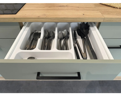 Otevřená zásuvka s příbory a vložkou na příbory