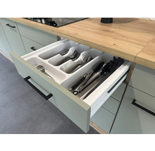 Kuchyňská zásuvka s příbory a náčiním