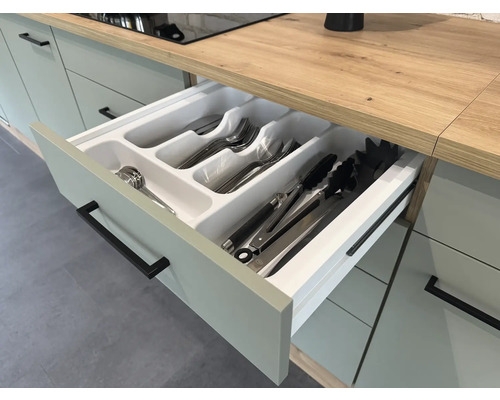 Kuchyňská zásuvka s příbory a náčiním