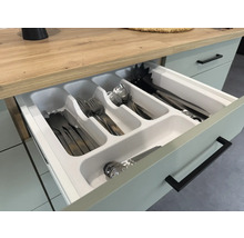 Kuchyňská zásuvka s vložkou na příbory pro pořádek a přehlednost