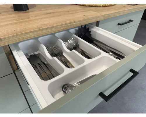 Kuchyňská zásuvka s vložkou na příbory pro pořádek a přehlednost