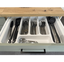 Kuchyňská zásuvka s vložkou na příbory a různým kuchyňským náčiním