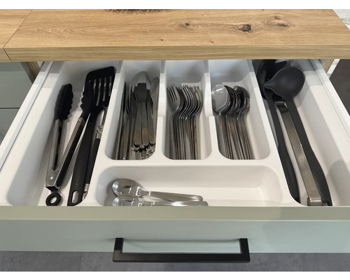 Kuchyňská zásuvka s vložkou na příbory a různým kuchyňským náčiním