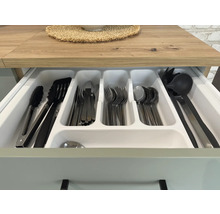 Kuchyňská zásuvka s příbory a kuchyňským náčiním