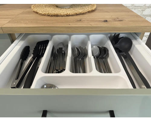 Kuchyňská zásuvka s příbory a kuchyňským náčiním