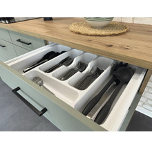 Kuchyňská zásuvka s vložkou na příbory a různými kusy příborů