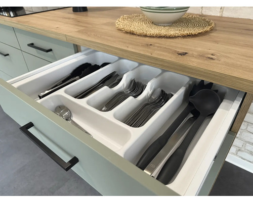 Kuchyňská zásuvka s vložkou na příbory a různými kusy příborů