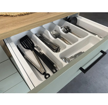 Zásuvka s vložkou na příbory a různým kuchyňským náčiním.