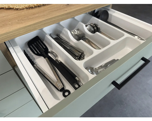 Zásuvka s vložkou na příbory a různým kuchyňským náčiním.