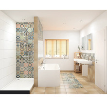 Koupelna se sprchou, vanou, umyvadlem a vzorovanými obklady